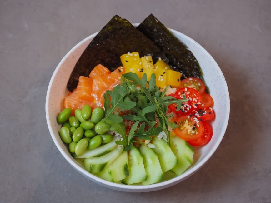 Bol de riz complet, saumon mariné et edamame